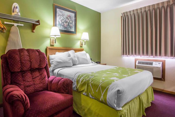 Econo Lodge Inn & Suites
