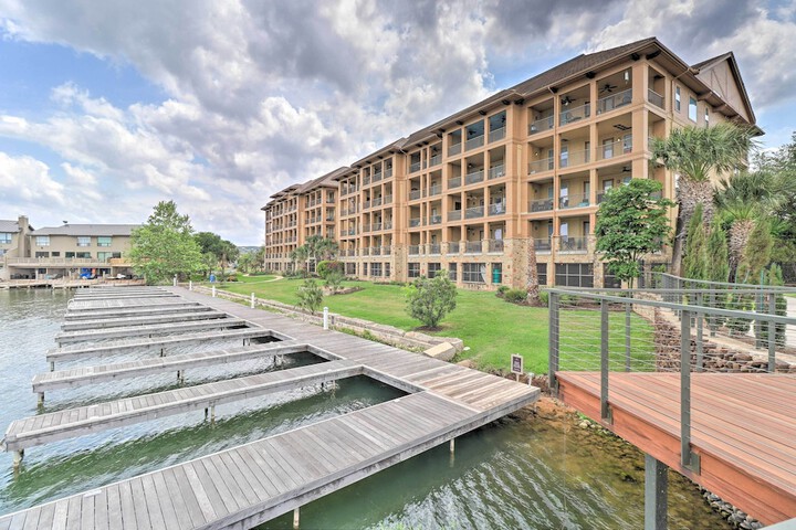 Lake LBJ Condo w / Balcony & Shared Boat Docks