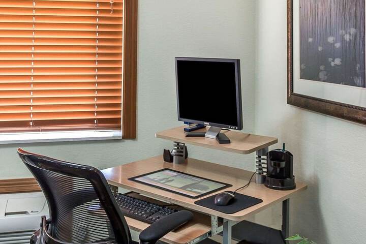 Quality Inn at Collins Road - Cedar Rapids