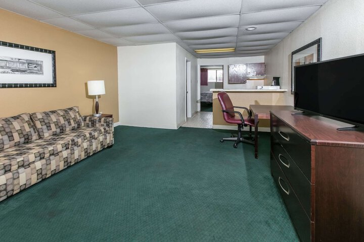 Room 13 of 18