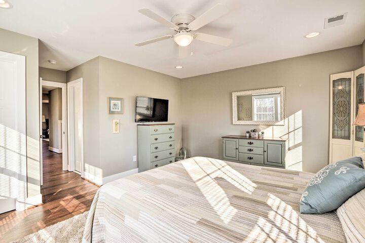 Morrisonville Manor w / Fire Pit & Hot Tub!