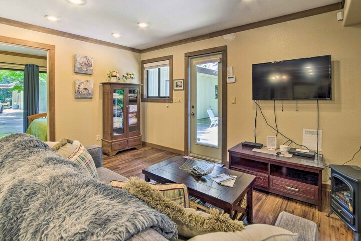 Coos Bay Cottage w / Fireplace & BBQ Patio!