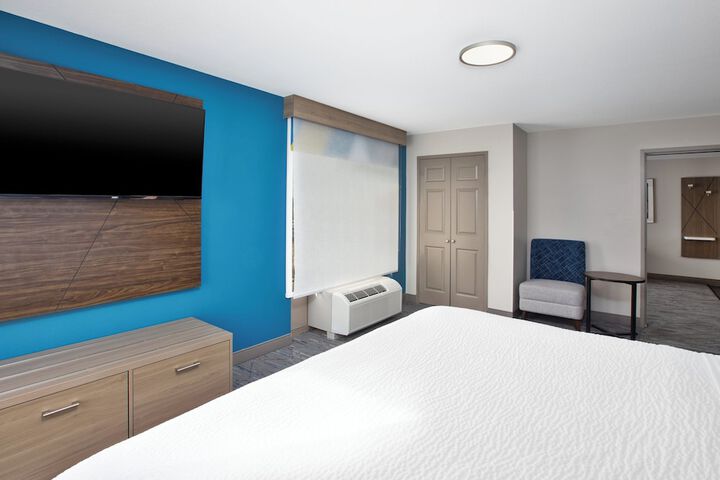 Holiday Inn Express & Suites Milwaukee Nw Park Place by IHG