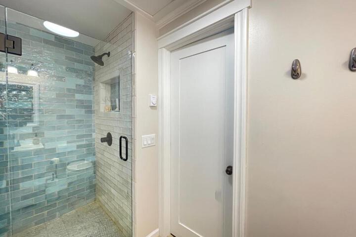Puget Sound Chic Romantic Cottage with Private Beach Access & Gated Entry