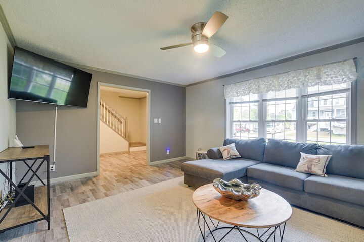 Group-friendly Myrtle Beach House w / Deck