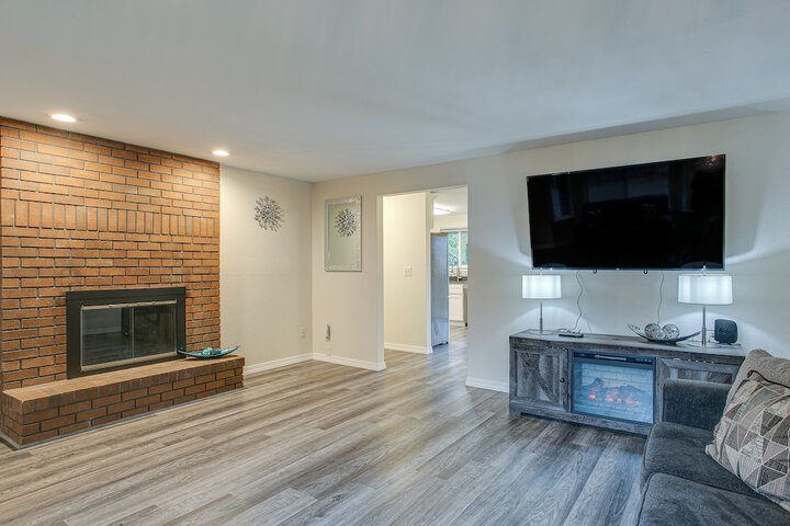 Modern Puyallup Townhome w / Backyard & Fireplace