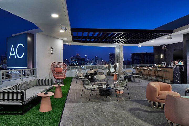 Lounge 62 of 75