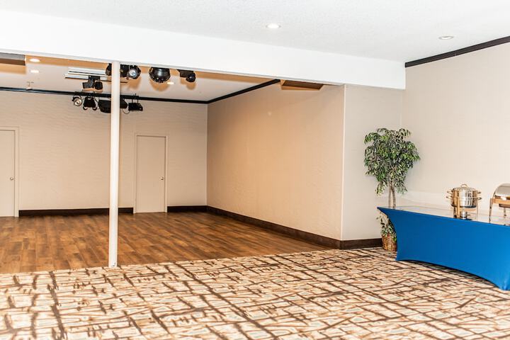 Ballroom/Hall 97 of 112