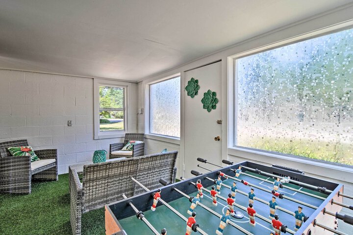 Stylish Dog-friendly Bungalow: Steps to Elk Lake