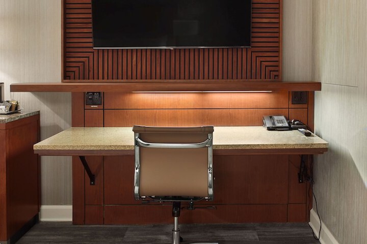 DoubleTree by Hilton Akron Fairlawn