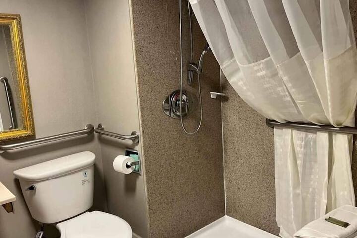 Room 6 of 10
