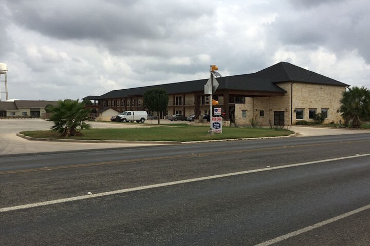 Pearsall Inn & Suites