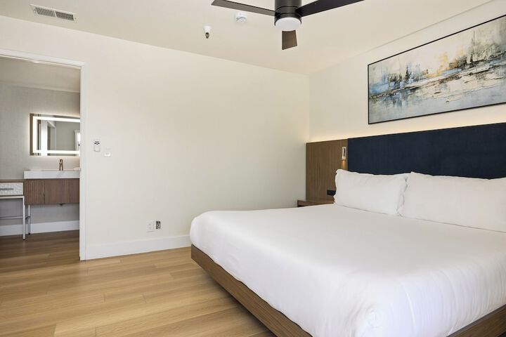 456 Embarcadero Inn & Suites