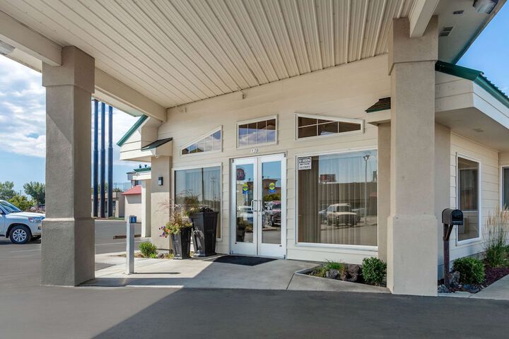 Rodeway Inn & Suites Ontario