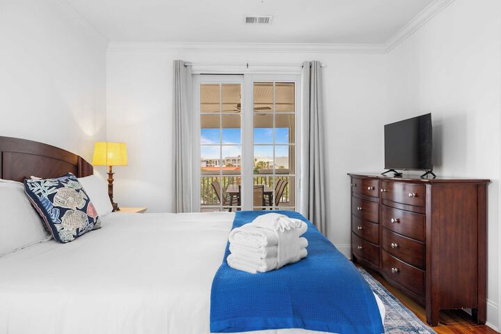 1 Block to Beach Newly Renovated 6bdr w / Rooftop Views Sand Dune by Avantstay