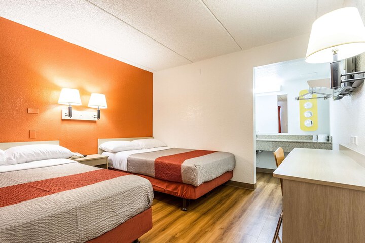 Room 12 of 25