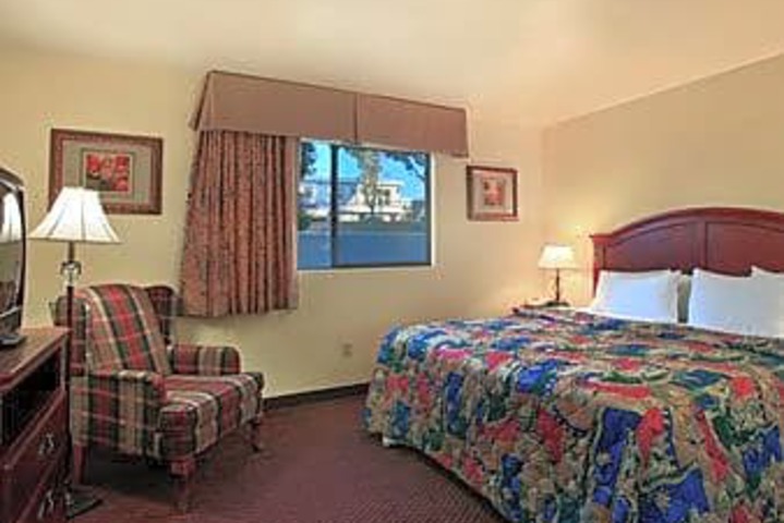 Days Inn & Suites by Wyndham San Diego SDSU
