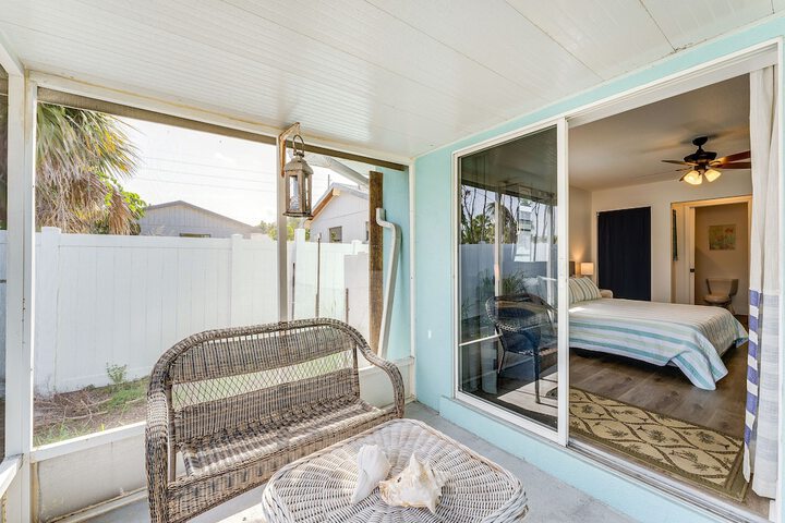 Breezy Englewood Condo w / Community Pool!