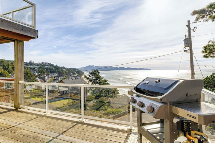 Oceanside Escape w / Stunning Views: Walk to Beach!