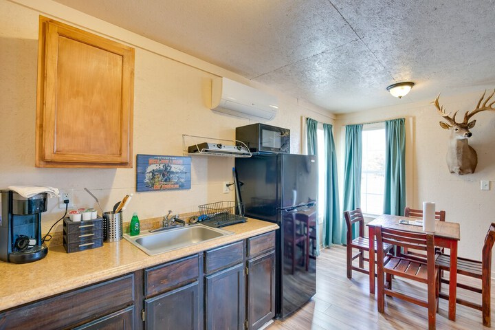 On-site Fishing Pier: Pet-friendly Kerens Cabin!