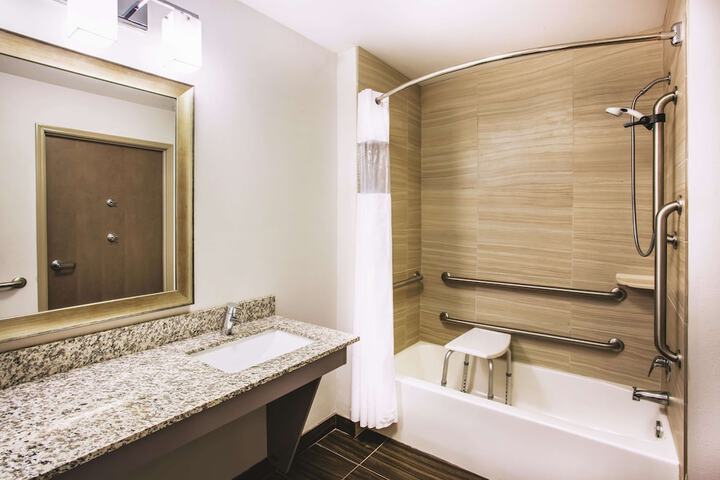 La Quinta Inn & Suites by Wyndham St. Paul-Woodbury