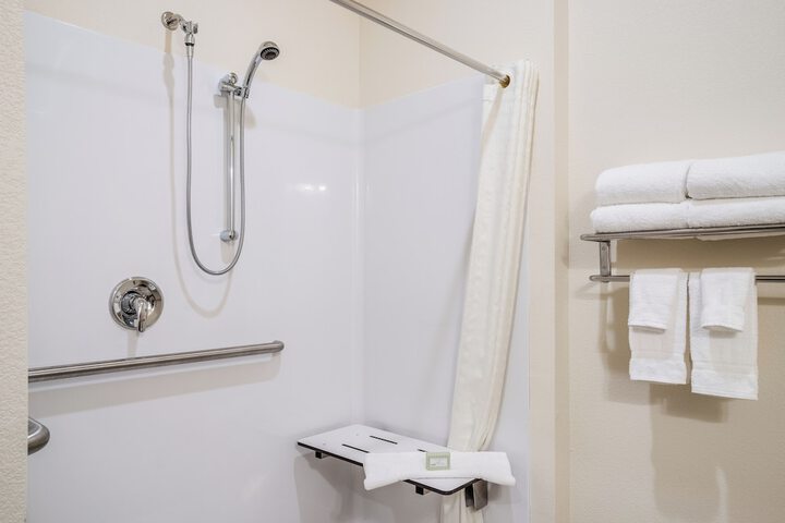 Cobblestone Hotel & Suites - Newport