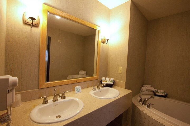 Room 4 of 7