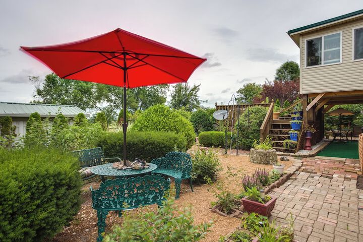 Large & Private Guest House Apt w / Patio + Views!