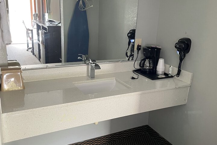 Clairmont Inn & Suites Warren