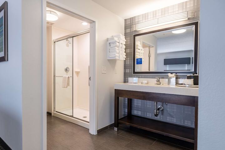 Hampton Inn & Suites Greensboro / Coliseum Area