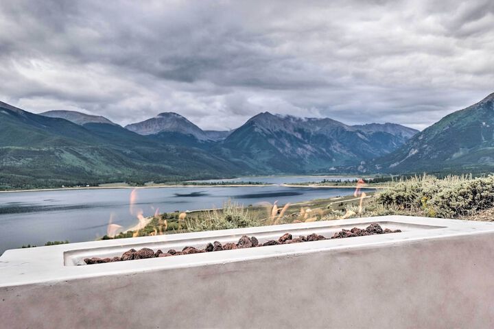 Breathtaking Views: Twin Lakes Retreat w / Deck