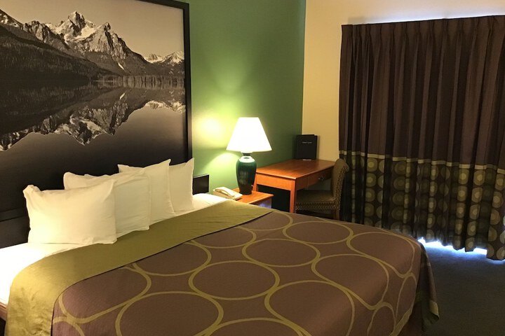 Room 32 of 43