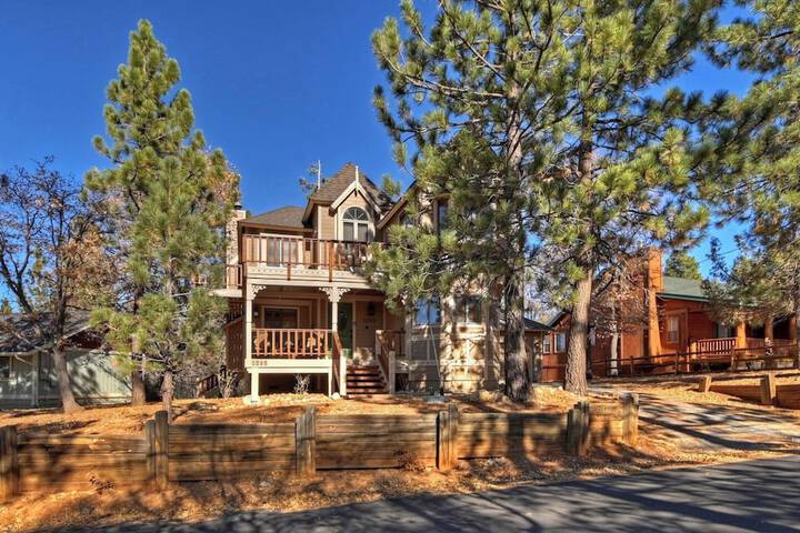 Canyon Castle Mtn Retreat w Hot Tub
