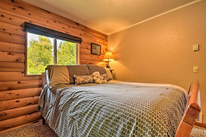 Gold Beach Apartment w / Activities - 2 Mi to Ocean