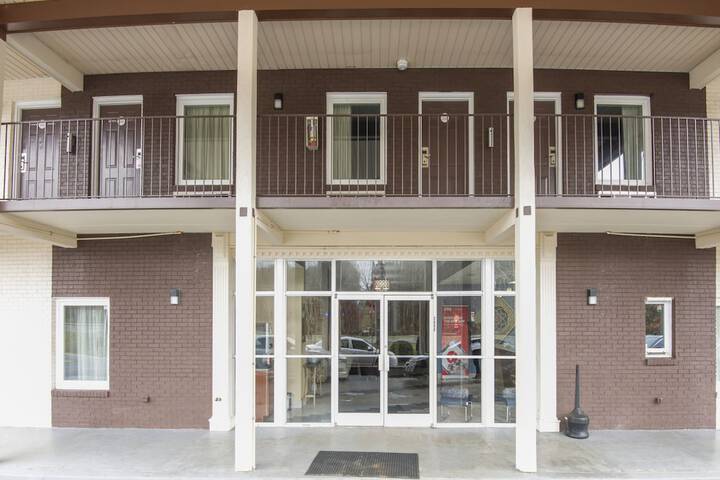 Travelers Inn & Suites Forest City