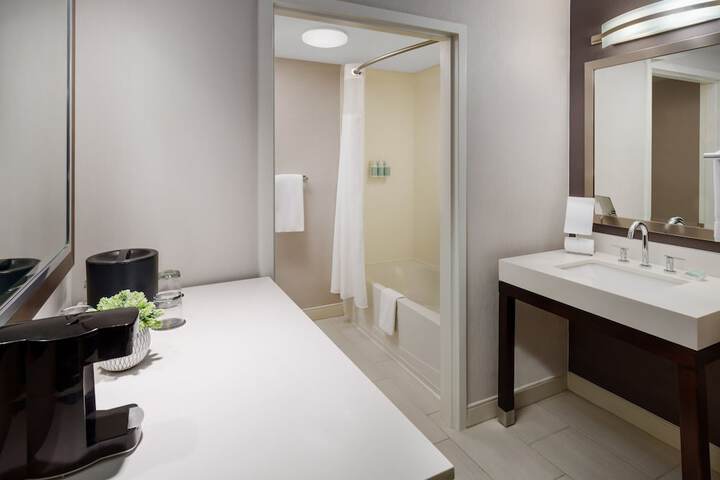 Courtyard by Marriott Manchester - Boston Regional Airport