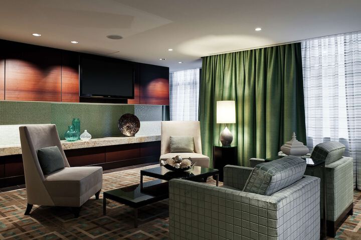 Lounge 43 of 56