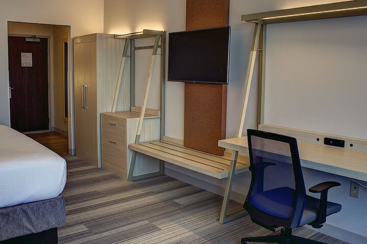 Room 25 of 38