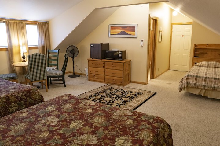 Whittakers Motel & Historic Bunkhouse