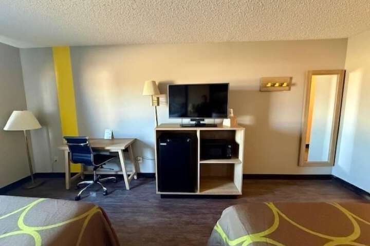Super 8 by Wyndham Smithville / Kansas City