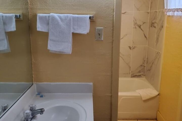 Room 5 of 10