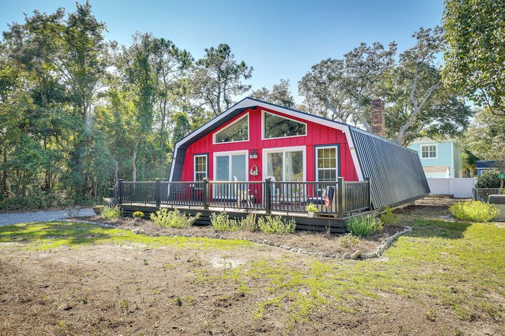 Oak Island Vacation Rental w / Decks Walk to Beach