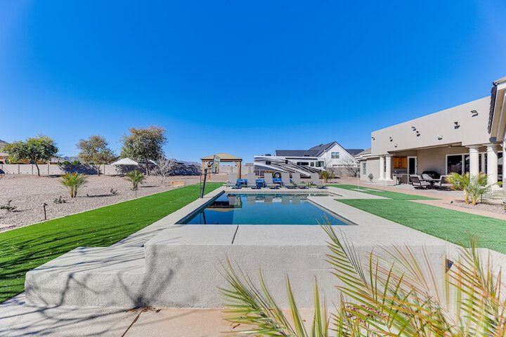 Spacious Queen Creek Home w / Hot Tub & Pool!
