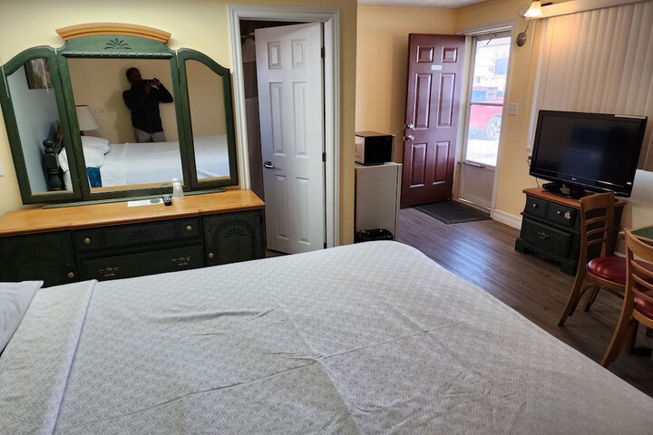 Room 42 of 85