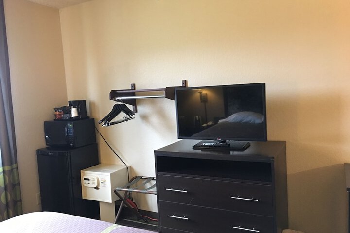 Super 8 by Wyndham Weston WV