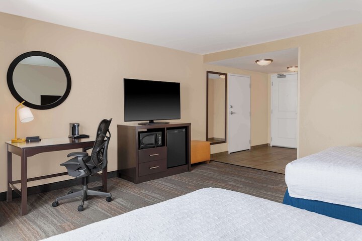 Hampton Inn & Suites Madison / Downtown