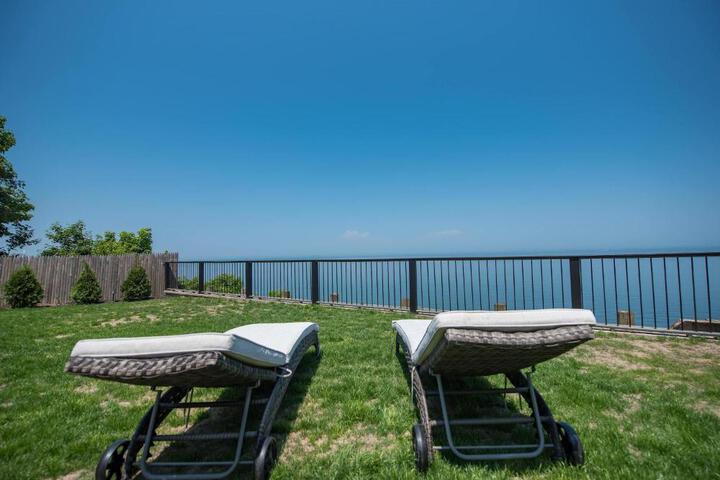 Coastal Retreat: Waterfront Deck, Awesome Views