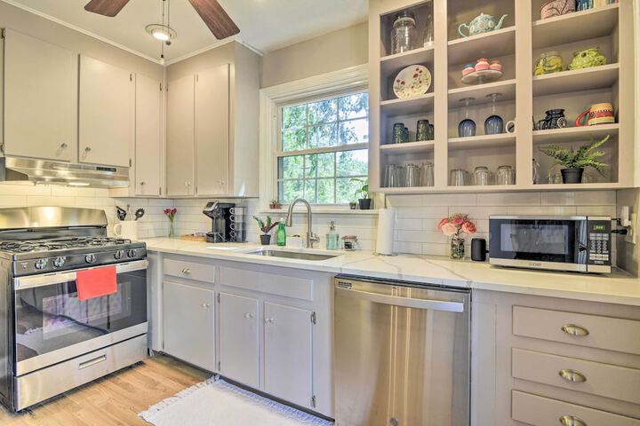 Bright Home w / Yard in Historic Fuquay-varina!