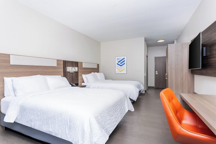 Holiday Inn Express & Suites Lancaster by IHG