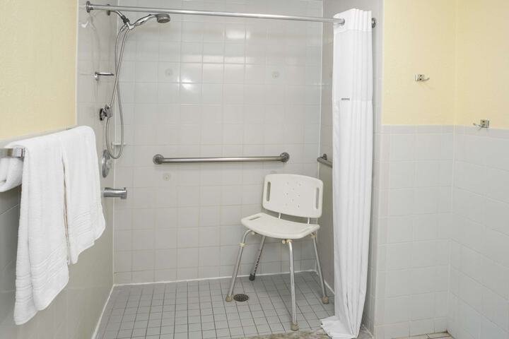 Days Inn & Suites by Wyndham Port Richey